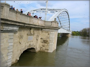 A régi híd rendesen belemerült a folyóba